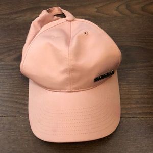 Casquette rose pâle de chez Reebok